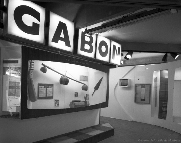 Salle d'exposition sur le Gabon du pavillon de l'Afrique à Terre des Hommes / Photo : Armour Landry . - 9 mai 1968. VM94-EX071-001. Archives de la Ville de Montréal.