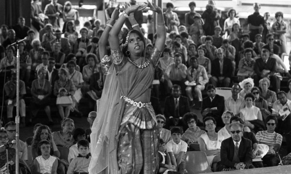 Journée de l'Inde à Terre des Hommes avec spectacle de danse indienne. 1968. VM94-EX137-0460. Archives de la Ville de Montréal. 