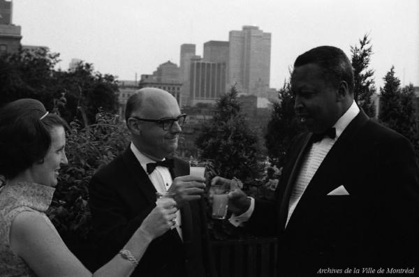 Jean Drapeau et son épouse, en compagnie du premier ministre de la Jamaïque, Hugh Shearer. Terrasse de l'hôtel de ville. - 2 août 1967. VM94-X040-014. Archives de la Ville de Montréal.