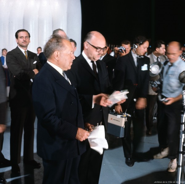 Pierre Dupuy et Jean Drapeau en 1964, lors de la cession des terrains des îles Notre-Dame et Sainte-Hélène ont été remis à la Compagnie canadienne de l'Expo 67. VM94-EXd018-044. Archives de la Ville de Montréal.