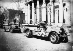 Camions de pompiers devant la bibliothèque municipale. Avant 1929. VM94-Z435. Archives de la Ville de Montréal.