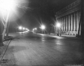 La bibliothèque de la Ville de Montréal la nuit. Années 1920. VM98-Y_2P052. Archives de la Ville de Montréal.