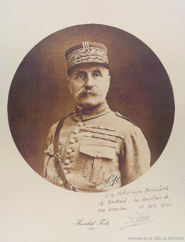 Affiche autographiée par le maréchal Foch lors de sa visite à la bibliothèque municipale en décembre 1921. BM5-3_11(C34)-inv316. Archives de la Ville de Montréal.