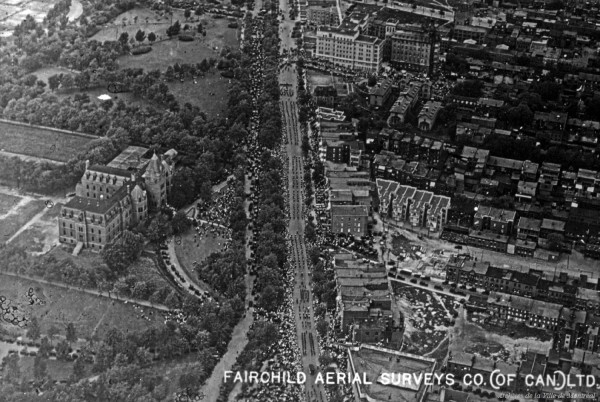 Vue aérienne des environs de la bibliothèque municipale et du parc La Fontaine, lors de la parade de la Saint-Jean-Baptiste. 24 juin 1925. VM97-3_01-026 (détail). Archives de la Ville de Montréal.