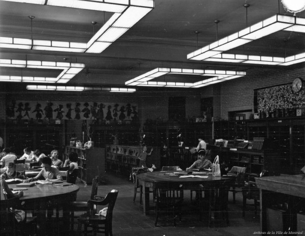 Bibliothèque des jeunes. 12 août 1964. VM94-U0160-007. Archives de la Ville de Montréal.