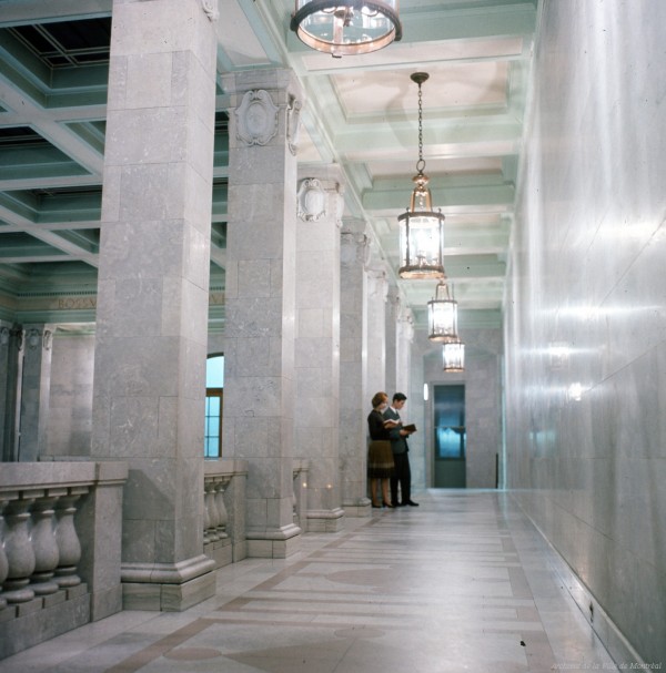Mezzanine de la bibliothèque centrale. Octobre 1964. VM94-Ud010-005. Archives de la Ville de Montréal.
