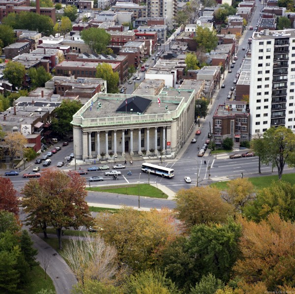 Vue aérienne de la bibliothèque centrale. 9 octobre 1987. VM94-B265-021. Archives de la Ville de Montréal.