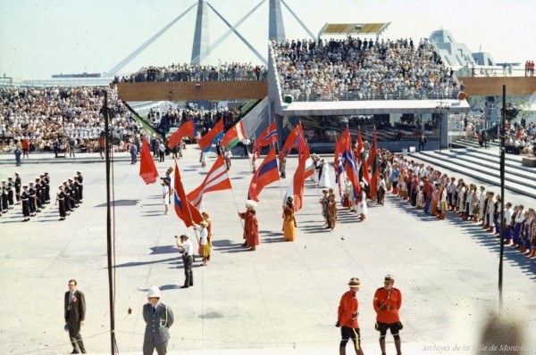 Défilé des drapeaux des Républiques de l'URSS - Place des Nations : Journée internationale de l'Ukraine. 22 août 1967. P124_3-015. Archives de la Ville de Montréal.