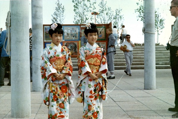 Jumeaux japonais faisant partie du spectacle. Août 1967. P124_3-094. Archives de la Ville de Montréal.