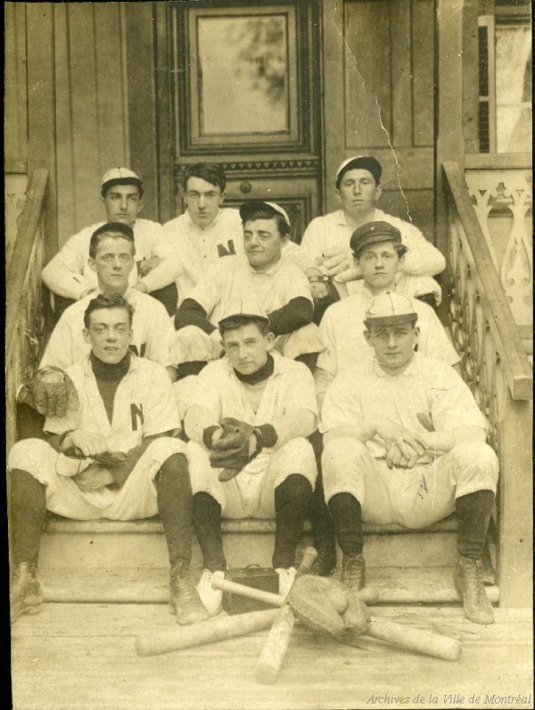 Camillien Houde (1er rang à gauche) et le base-ball. - [190-]. P146-1-2-D01-P008. Archives de la Ville de Montréal.