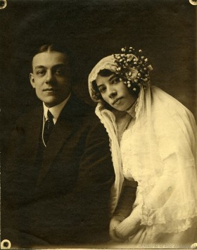 Camillien Houde et sa première épouse Mignonne Bourgie, en 1913. P146-1-2-D01-P010. Archives de la Ville de Montréal. 