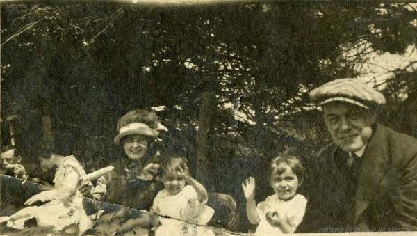 Camillien Houde, sa seconde épouse Georgianna et les deux filles de Camillien, Madeleine et Marthe. – Années 1920. P146-1-2-D01-P014. Archives de la Ville de Montréal.