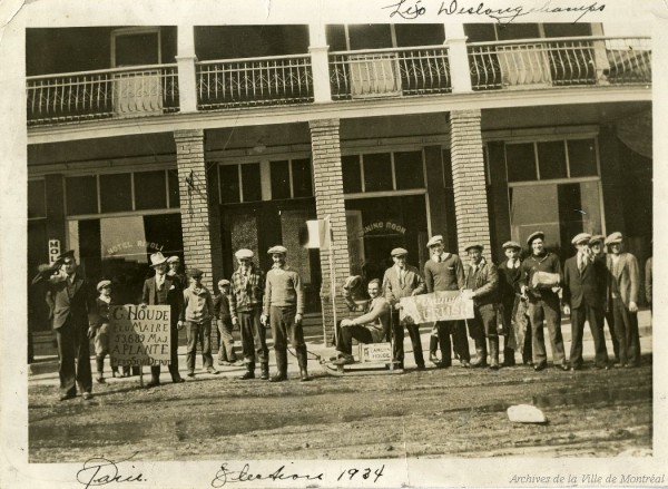 Des supporters de Camillien Houde, devant l'hôtel Rivoli, suite à la victoire du 9 avril 1934. P146-2-2-D2-P001. Archives de la Ville de Montréal.