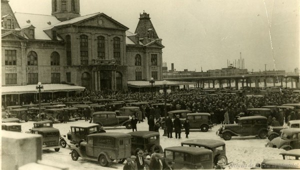 Rassemblement au marché Maisonneuve. - 1935. P146-2-2-D2-P002. Archives de la Ville de Montréal.