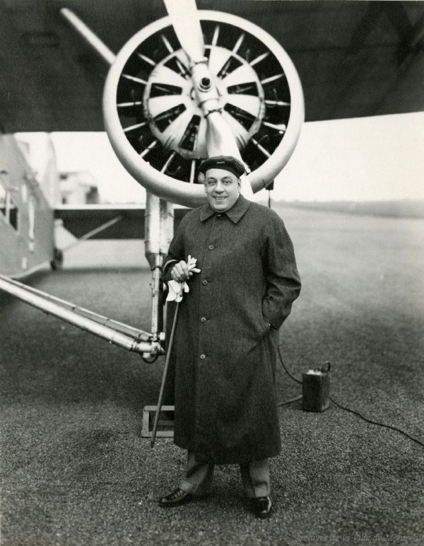 Camillien Houde à l'aéroport Saint-Hubert, départ pour Saint-Louis (USA). - 28 septembre 1935. P146-2-2-D2-P004. Archives de la Ville de Montréal.