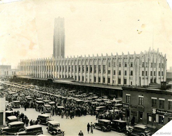 Rassemblement au marché Atwater. - [Après 1933]. P146-2-2-D2-P015. Archives de la Ville de Montréal.
