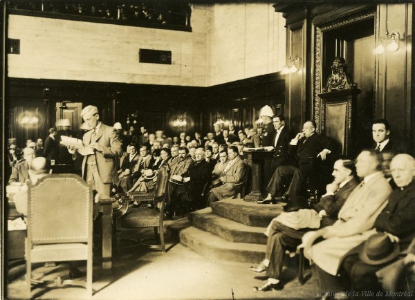 Le maire Camillien Houde, salle du conseil. Années 1930. P146-2-2-D2-P018. Archives de la Ville de Montréal.