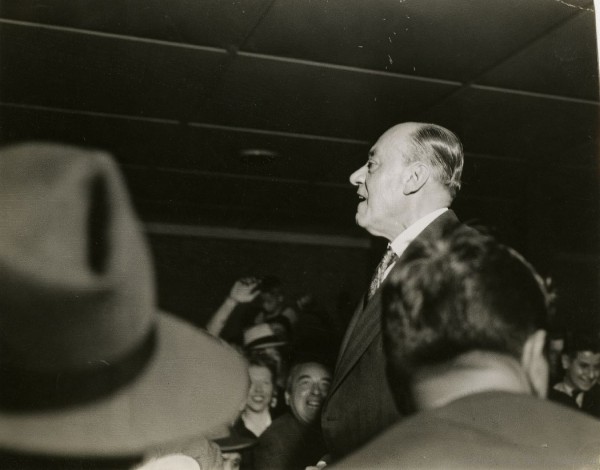 Camillien Houde amaigri à la Gare centrale de Montréal, à son retour du camp d'internement. - 17 août 1944. P146-2-2-D3-P002. Archives de la Ville de Montréal.