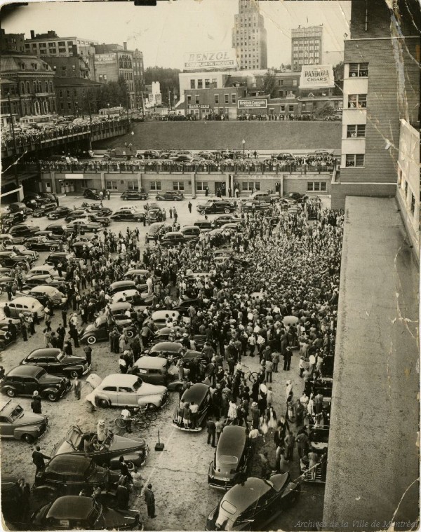 La foule venue accueillir Camillien Houde à la Gare centrale de Montréal, à son retour du camp d'internement de Fredericton. - 17 août 1944. P146-2-2-D3-P005. Archives de la Ville de Montréal.