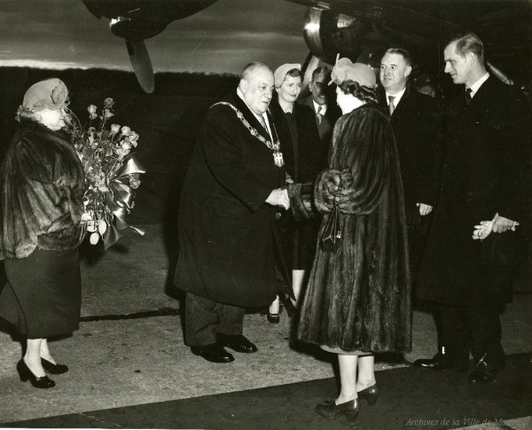 Arrivée de la Princesse Elisabeth et du duc d'Edimbourg à l'aéroport Dorval. 30 octobre 1951. P146-2-2-D4-P0006. Archives de la Ville de Montréal.
