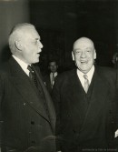 Avec Louis St-Laurent, premier ministre du Canada. Années 1950. P146-2-2-D4-P058. Archives de la Ville de Montréal.