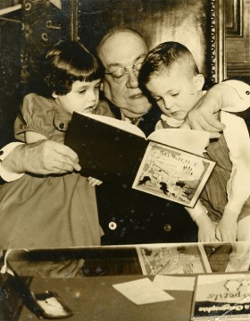 Faisant la lecture à deux enfants. Années 1950. P146-2-2-D4-P065. Archives de la Ville de Montréal.