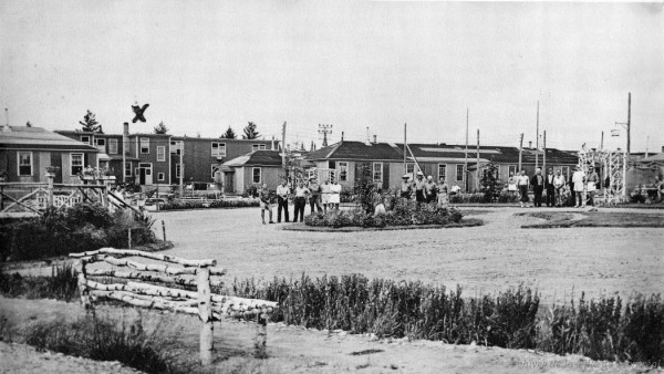 Photographie du camp d'internement de Fredericton, où est prisonnier Camillien Houde. - [entre 1940 et 1944]. P146-3-4-D4. Archives de la Ville de Montréal.