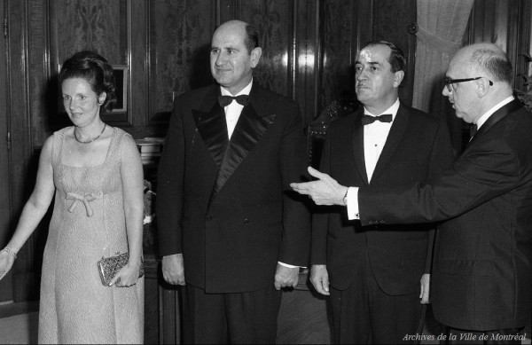Jean Drapeau et Marie-Claire Drapeau accueillant le président de la Yougoslavie, Mika Spiljak, à l'hôtel de ville de Montréal. 19 septembre 1967. VM94-X055-004. Archives de la Ville de Montréal.