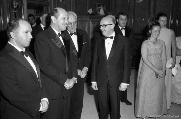 Jean Drapeau et Marie-Claire Drapeau accueillant le président de la Yougoslavie, Mika Spiljak, à l'hôtel de ville de Montréal. 19 septembre 1967. VM94-X055-099. Archives de la Ville de Montréal.