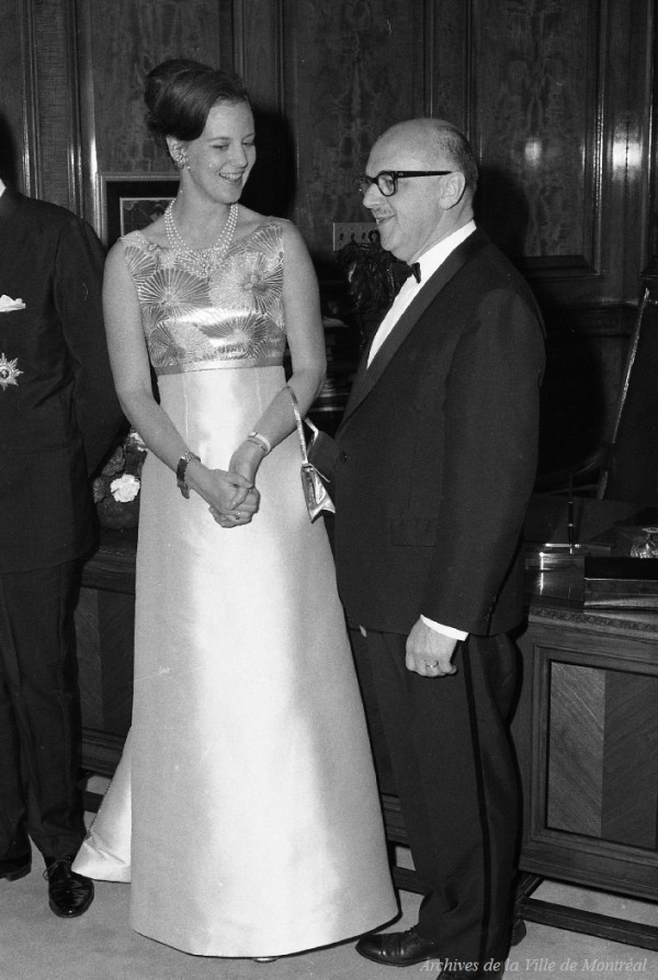 Jean Drapeau et la princesse Margrethe du Danemark, à l'hôtel de ville de Montréal. 21 septembre 1967. VM94-X057-024. Archives de la Ville de Montréal.