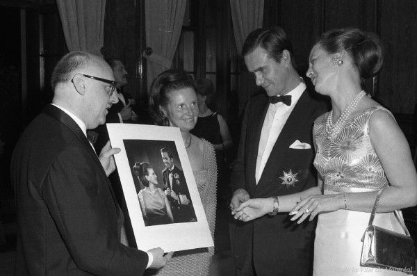 Jean Drapeau et Marie-Claire Drapeau lors de l'échange de cadeaux avec Margrethe, princesse du Danemark, et son époux Henrik, à l'hôtel de ville de Montréal. 21 septembre 1967. VM94-X057-209. Archives de la Ville de Montréal.