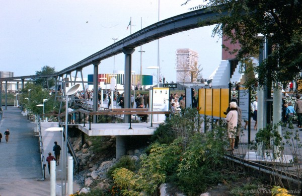 Vue du site avec en arrière-plan le Kaléidoscope et le pavillon de l’Inde / Gilbert Ouellet. – 1967. – Archives de la Ville de Montréal. P123_2P071