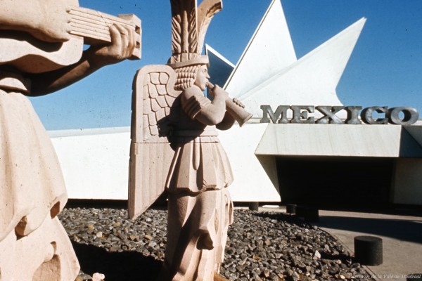 Statues à l’entrée du pavillon du Mexique / Office national du film du Canada. – 1967. - VM94-EXd281-041