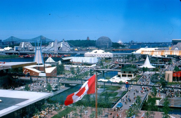 Vue générale du site d’Expo 67 / Gilbert Ouellet. – 1967. – Archives de la Ville de Montréal. P123_1P082