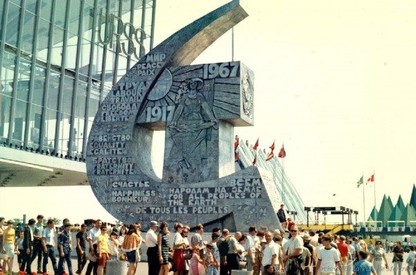 Sculpture devant le pavillon de l’URSS / Michel Sokolyk. – 1967. - Archives de la Ville de Montréal. P124_1P007