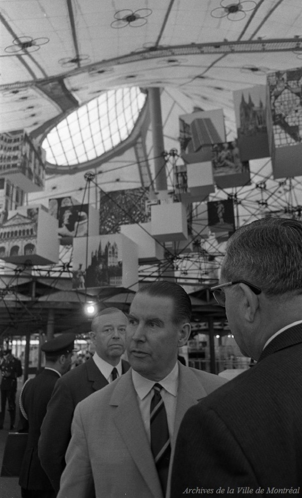 À l'intérieur du pavillon de l'Allemagne en 1968 : visite du ministre allemand Gerhard Schroeder / Photo de Gordon Beck . VM94-EX180-001. Archives de la Ville de Montréal.