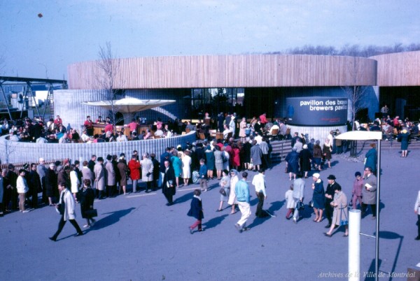 File d'attente devant le pavillon des brasseurs à Expo 67. 1967. VM97-Y_1P087. Archives de la Ville de Montréal.