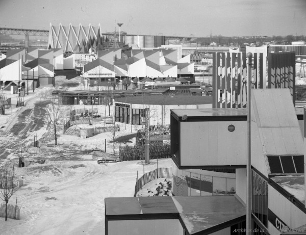 Expo 67 suite à sa fermeture : on aperçoit le pavillon de Cuba en avant-plan. Hiver 1967-1968. VM94-EX052-020. Archives de la Ville de Montréal.