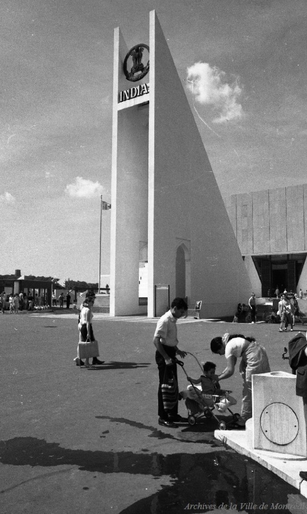 Le pavillon de l'Inde suite à la fermeture d'Expo 67. Été 1968. VM94-EX136-016. Archives de la Ville de Montréal.
