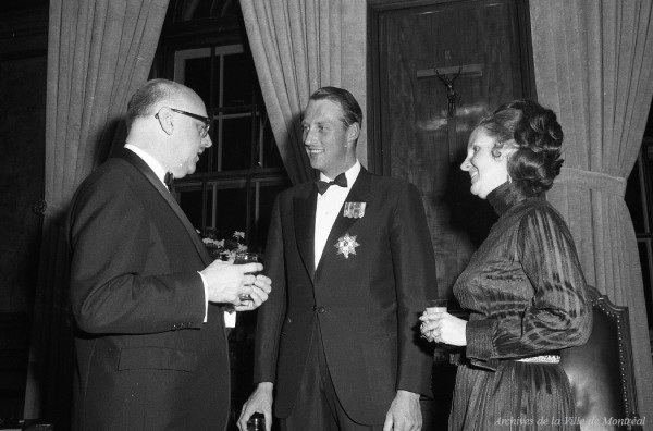 Le maire Jean Drapeau, son épouse Marie-Claire et le prince Harald de Norvège (aujourd'hui le roi Harald V). 2 octobre 1967. VM94-X062-037. Archives de la Ville de Montréal.