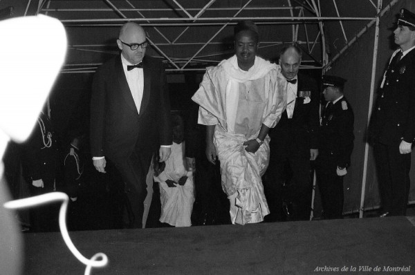 Arrivée à l'hôtel de ville du président de la République fédérale du Cameroun, Ahmadou Ahidjo, en compagnie du maire Jean Drapeau. - 17 octobre 1967. VM94-X069-004. Archives de la Ville de Montréal.