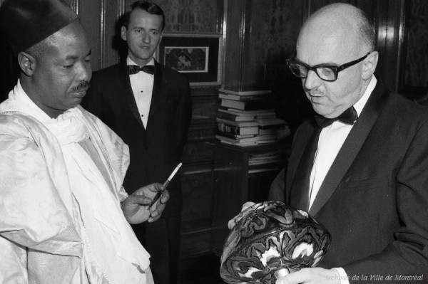Échange de cadeaux entre le maire Jean Drapeau et le président de la République fédérale du Cameroun, Ahmadou Ahidjo. - 17 octobre 1967. VM94-X069-034. Archives de la Ville de Montréal.