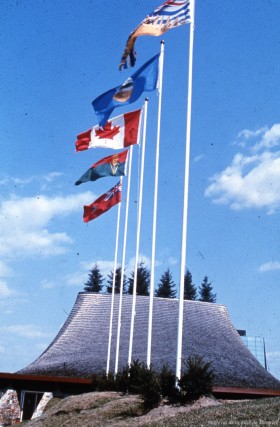 Drapeaux des provinces de l’Ouest / Office national du film du Canada. – 1967. – Archives de la Ville de Montréal. VM94-EXd025-041