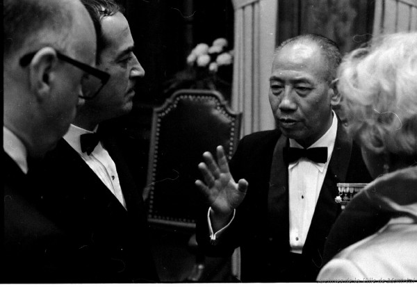 Le vice-président de la République nationaliste de Chine, Yen Chia Kan, en discussion avec le maire Jean Drepeau. – 1967. - Archives de la Ville de Montréal. VM94-X066-045