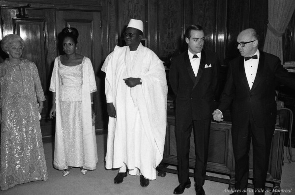 Le président de la République du Niger, Hamani Diori, et son épouse sont accueillis à l’hôtel de ville par Reine Johnson, Marcel Masse et le maire Jean Drapeau. – 1967. - Archives de la Ville de Montréal. VM94-X068-008