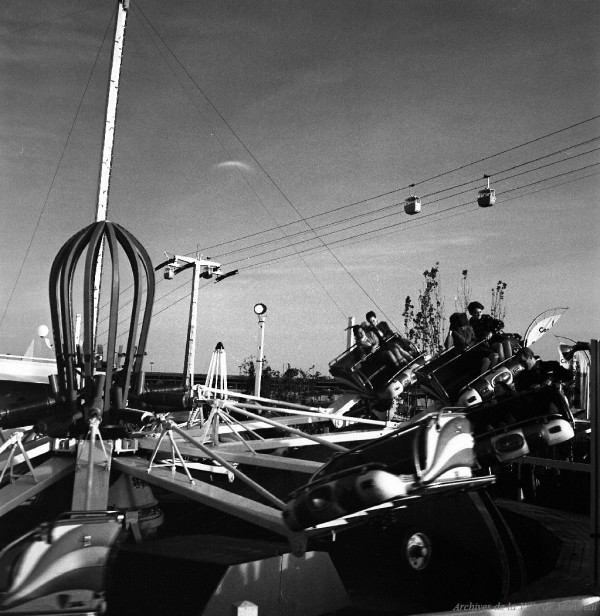 Manège de la Ronde avec le téléphérique en arrière-plan / Armour Landry. - 4 juin 1968. - Archives de la Ville de Montréal. VM94-EX123-025