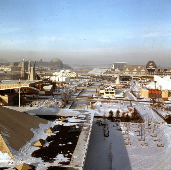Pavillons de Terre des Hommes sous la neige / Raymond Gagnon. - 14 janvier 1968. – Archives de la Ville de Montréal. VM94-EXd008-001