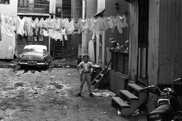 Ruelle dans le secteur de Prince-Arthur. - 1967. Photographie de Patricia Ling. P132-2_014-012. Archives de la Ville de Montréal.