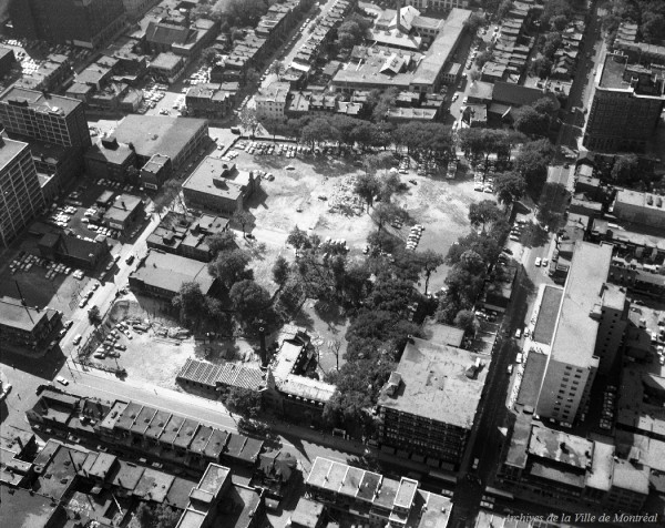 Vue aérienne oblique, vers le nord, du site de la future Place des Arts. / Florent Charbonneau. - 4 août 1960. - Archives de la Ville de Montréal. P158-Y-3_22-P001