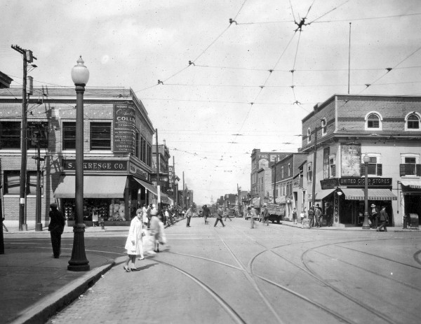Intersection Mont-Royal / Saint-Laurent. - 1920. Photographie : Commission des services électriques. VM98-Y_2P057. Archives de la Ville de Montréal.